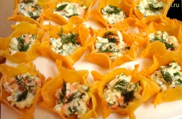 Тарталетки из сыра с огурцом и креветками