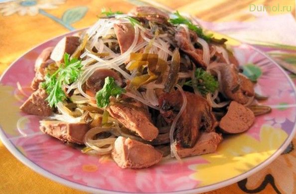 Теплый салат из фунчозы и куриной печени