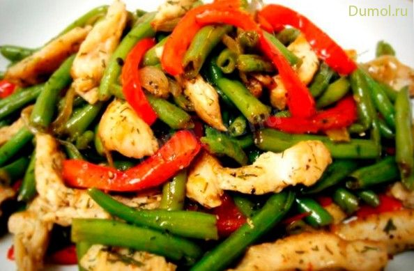 Теплый салат из куриного филе и стручковой фасоли