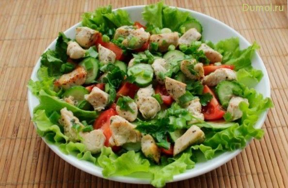 Теплый салат с куриной печенью и гренками