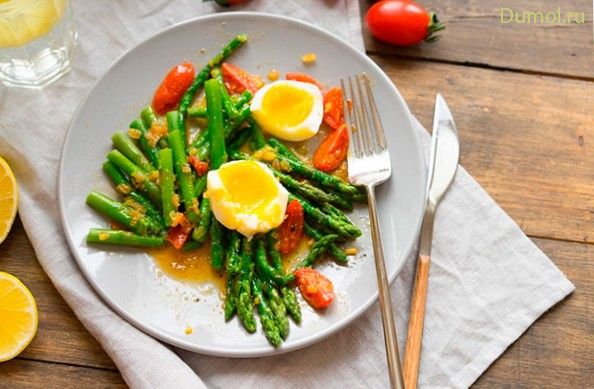 Теплый салат со спаржей, черри и пряной заправкой