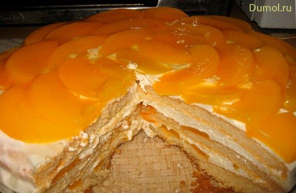Торт «Для любимой мамочки» с персиками и взбитыми сливками