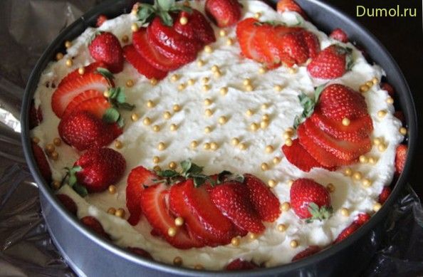 Торт «Халва и клубника» без выпечки