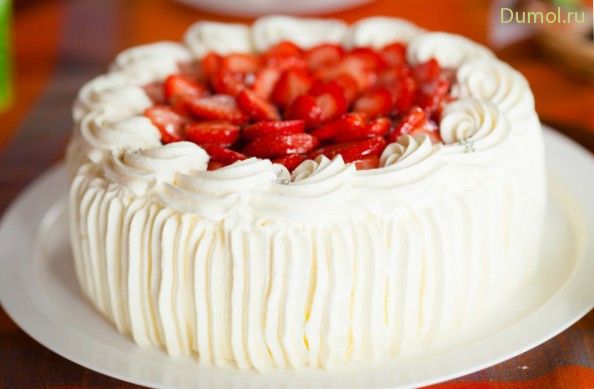 Торт с клубникой и сливочно-банановым кремом