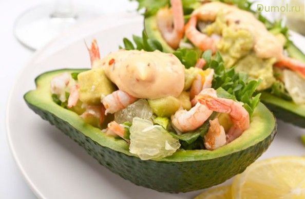 Торжественный салат с креветками и авокадо