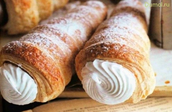 Трубочки из готового слоеного теста с кремом
