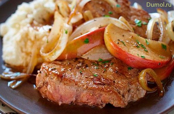 Тушеная в вине телятина с яблоками и корицей