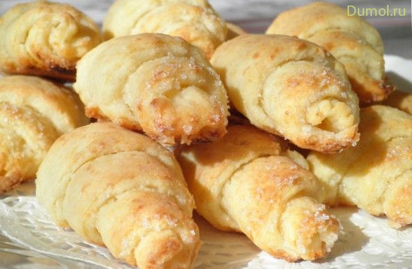 Творожные рогалики с начинкой из варенья и орешков