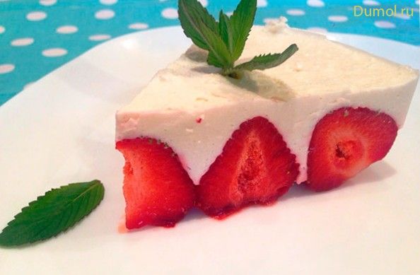 Творожный десерт с молоком и клубникой