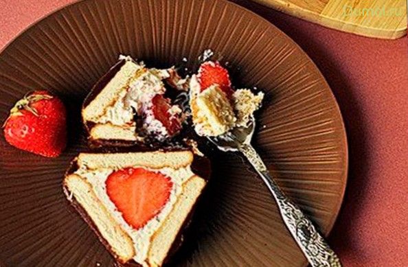 Творожный рулет без выпечки с клубникой