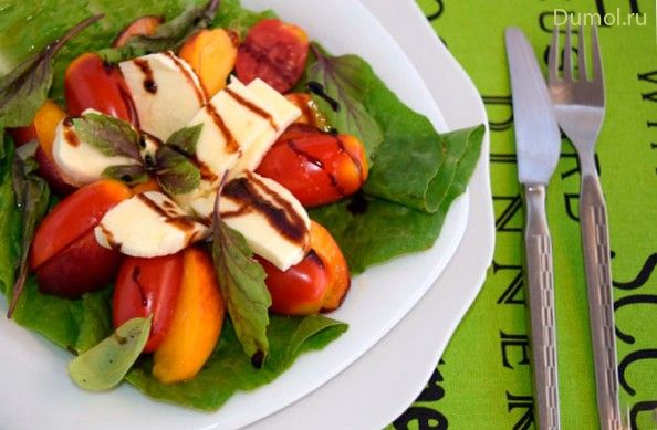 Уникальный салат с персиками и помидорами