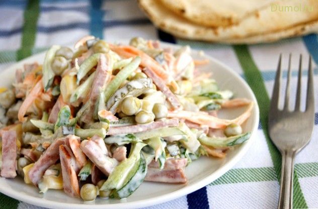 Вкусный салат с колбасой на скорую руку