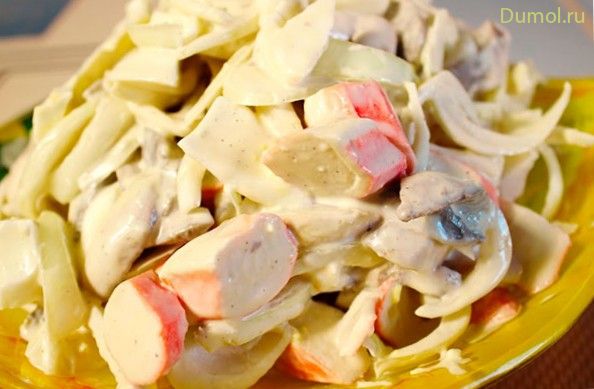 Вкусный салат с крабовым мясом и грибами