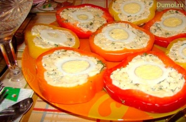 Закуска из болгарского перца с сыром и яйцом