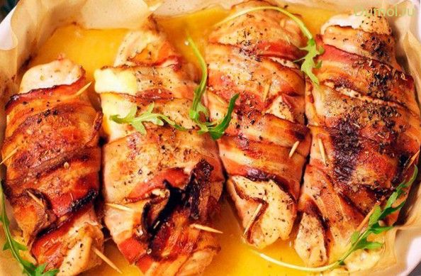 Запеченное в беконе куриное филе с сыром