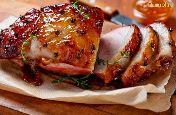 Запеченный свиной окорок в маринаде с соусом барбекю
