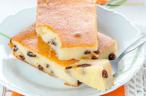Запеканка из творога с манкой и изюмом