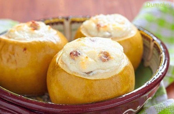 Зеленые яблоки с творогом и изюмом в духовке