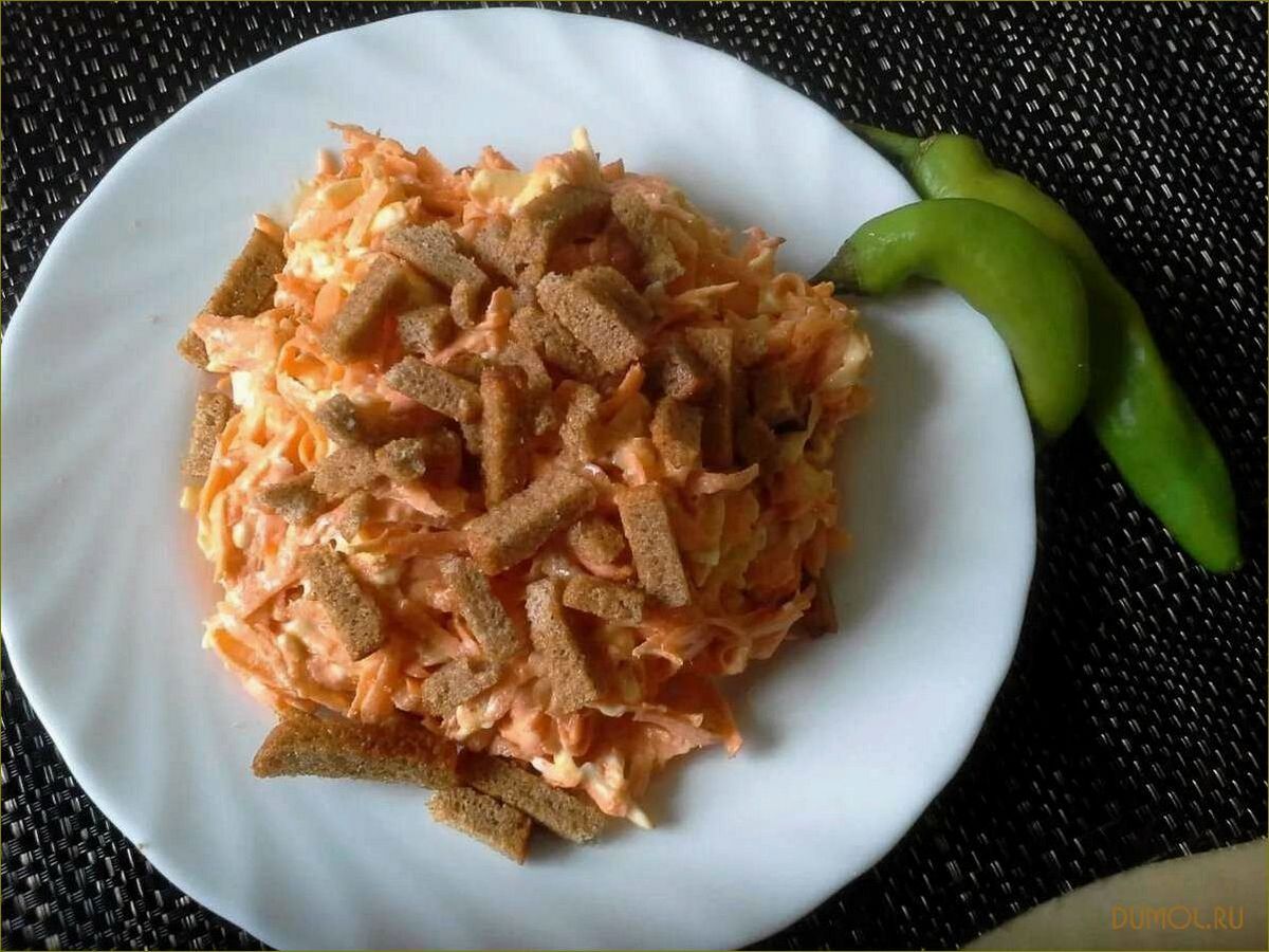 Салат с морковкой и колбасой